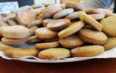 Pane e biscotti alla farina di grillo in tavola, rabbia del 'Made in Italy